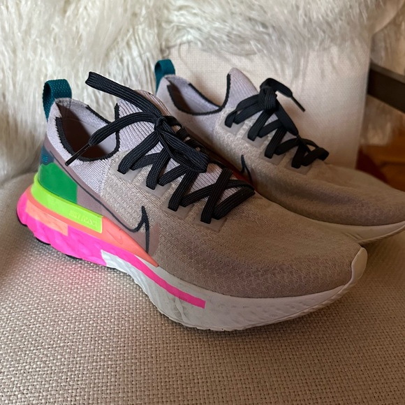 Nike React Infinity Run Flyknit sneakers size 9.5 - Picture 3 of 6